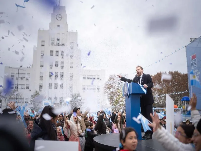Otermín tomó la Promesa de Lealtad a la Bandera a más de 2.500 estudiantes de Lomas