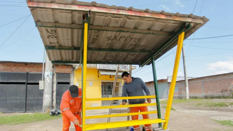 Nueva garita de colectivo en Los Pocitos mejora el transporte público