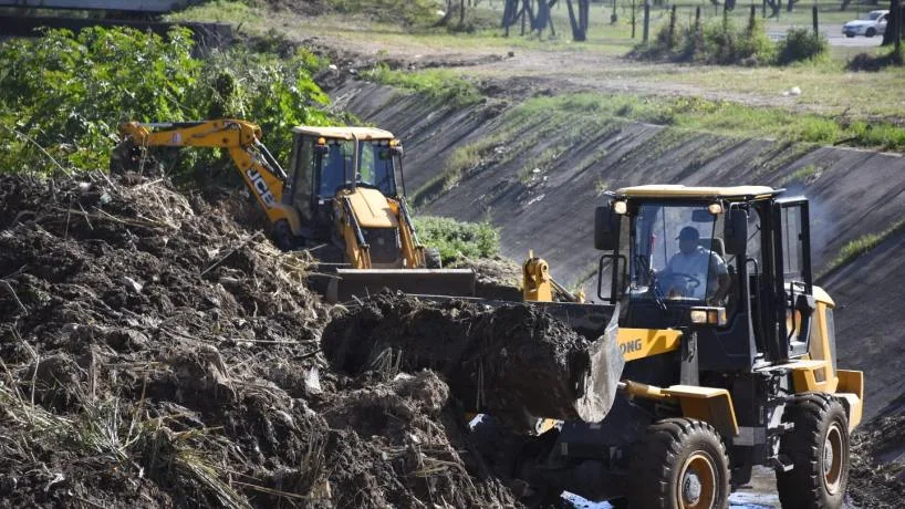 Tafí Viejo limpia canales para prevenir inundaciones en temporada de lluvias