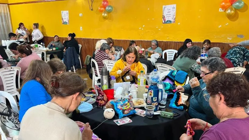 Tejedoras solidarias confeccionaron abrigo para estudiantes de Tafí Viejo