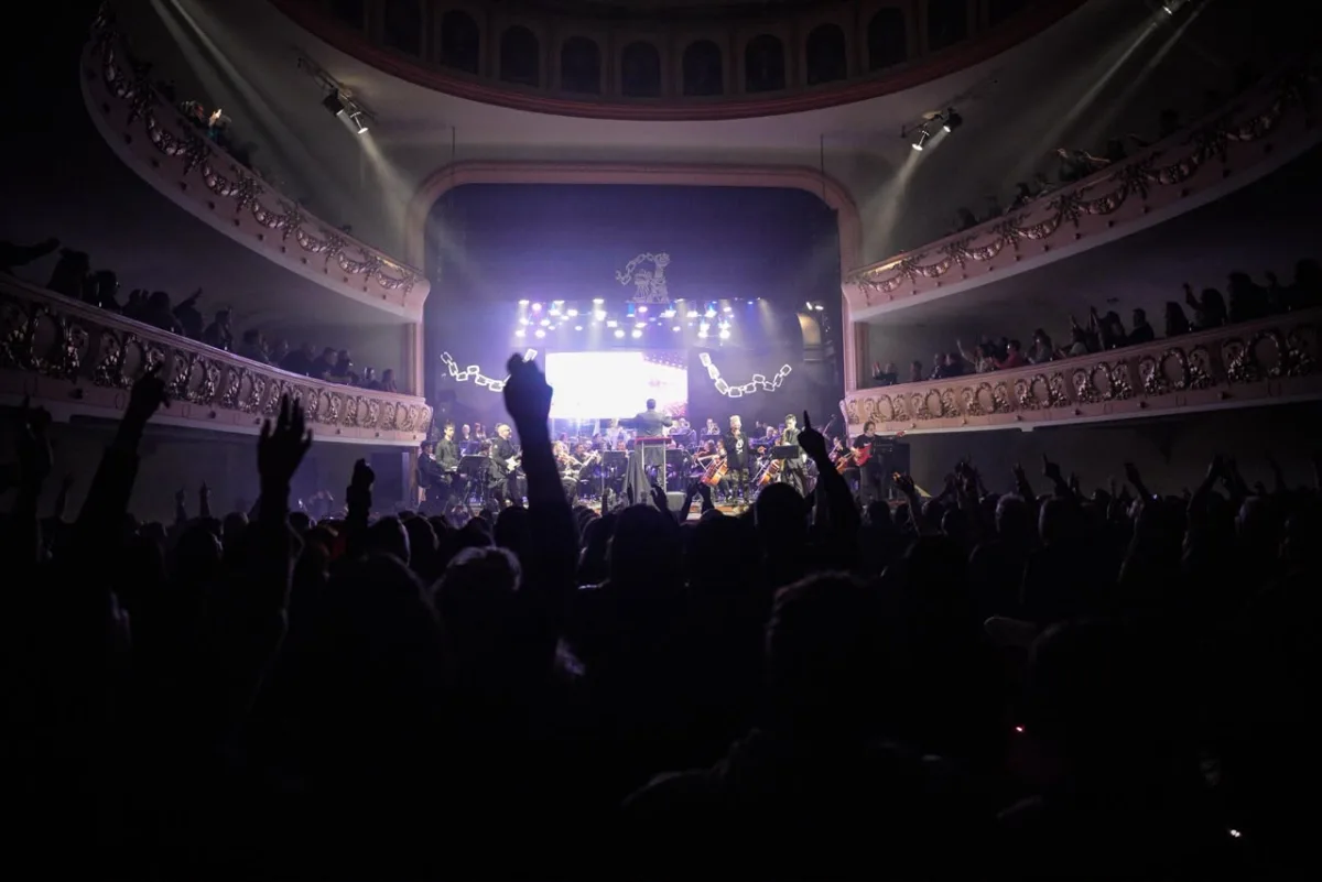 El Teatro Roma celebró 122 años con un concierto del Indio Solari