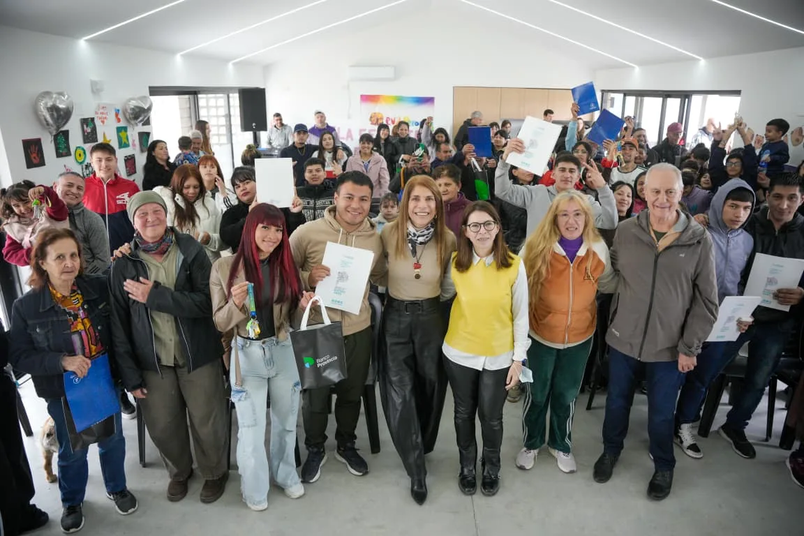 Entregan 14 viviendas en Avellaneda y firman convenio para 30 más