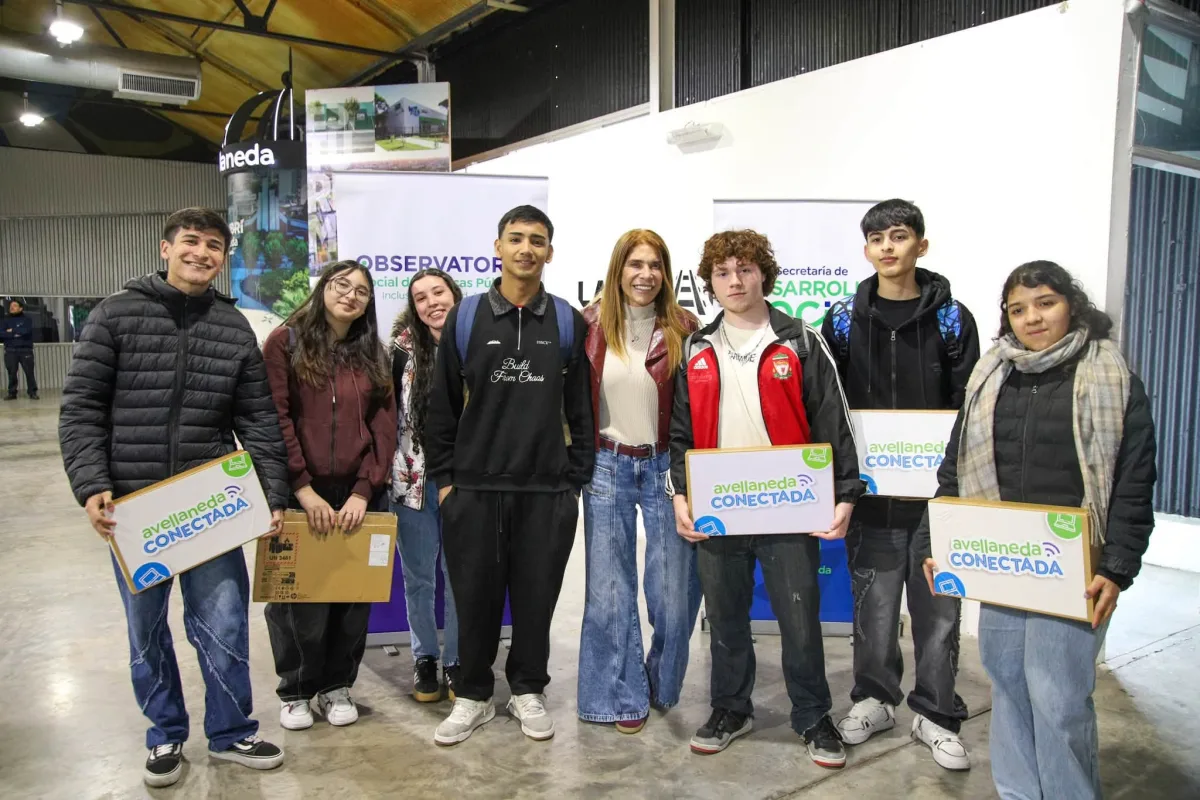 Estudiantes de Avellaneda recibieron 3800 netbooks para su futuro