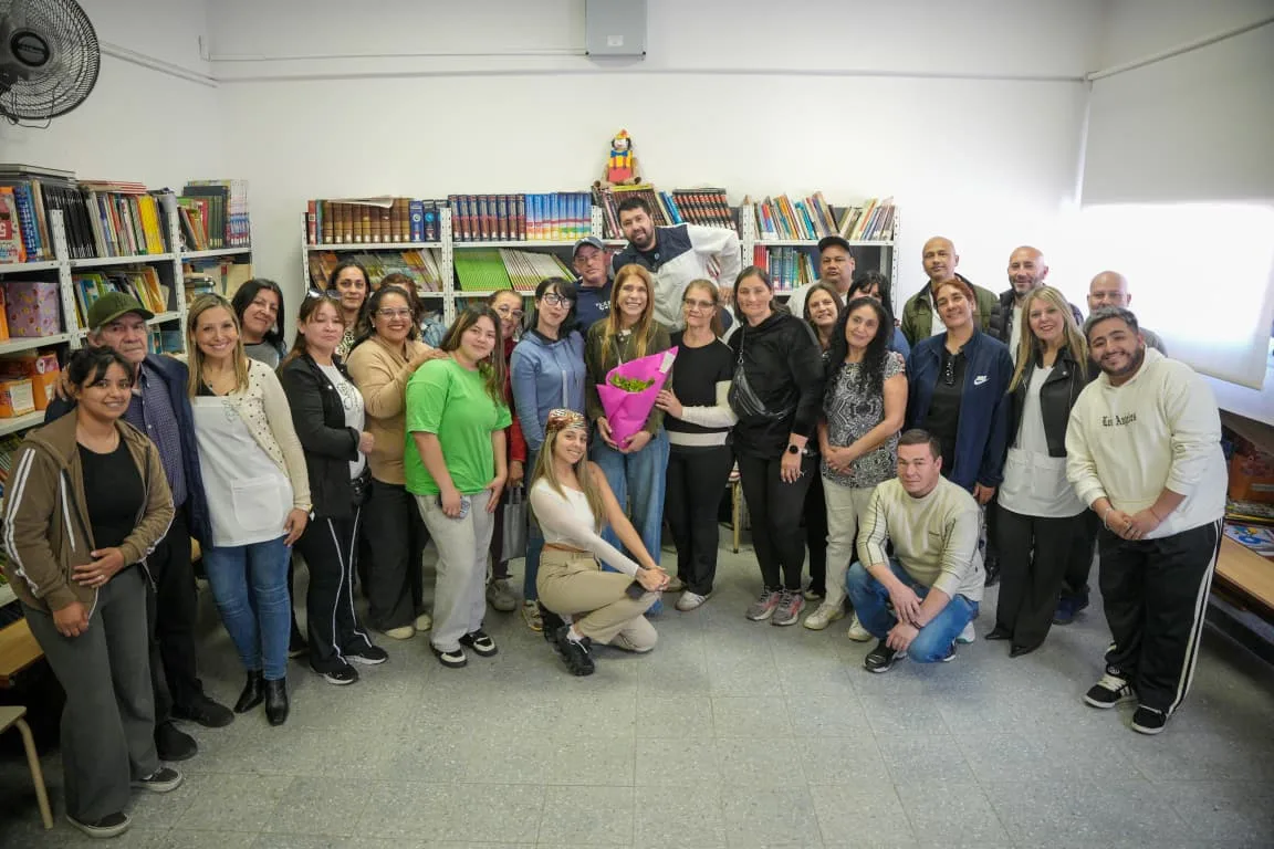 La intendenta Sierra entregó subsidios a escuelas de Avellaneda