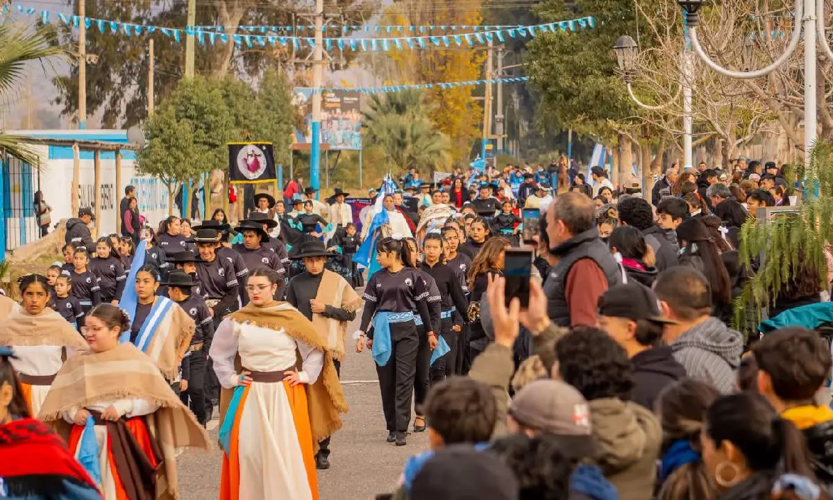 Carpintería celebró el Día de la Bandera con desfile y chocolate