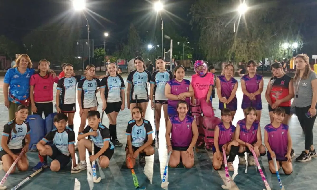 Encuentro de hockey infantil en el Polideportivo de Rivadavia Norte