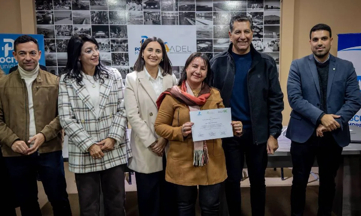 Entregan certificados a los participantes del primer taller de la  Escuela de Emprendedores