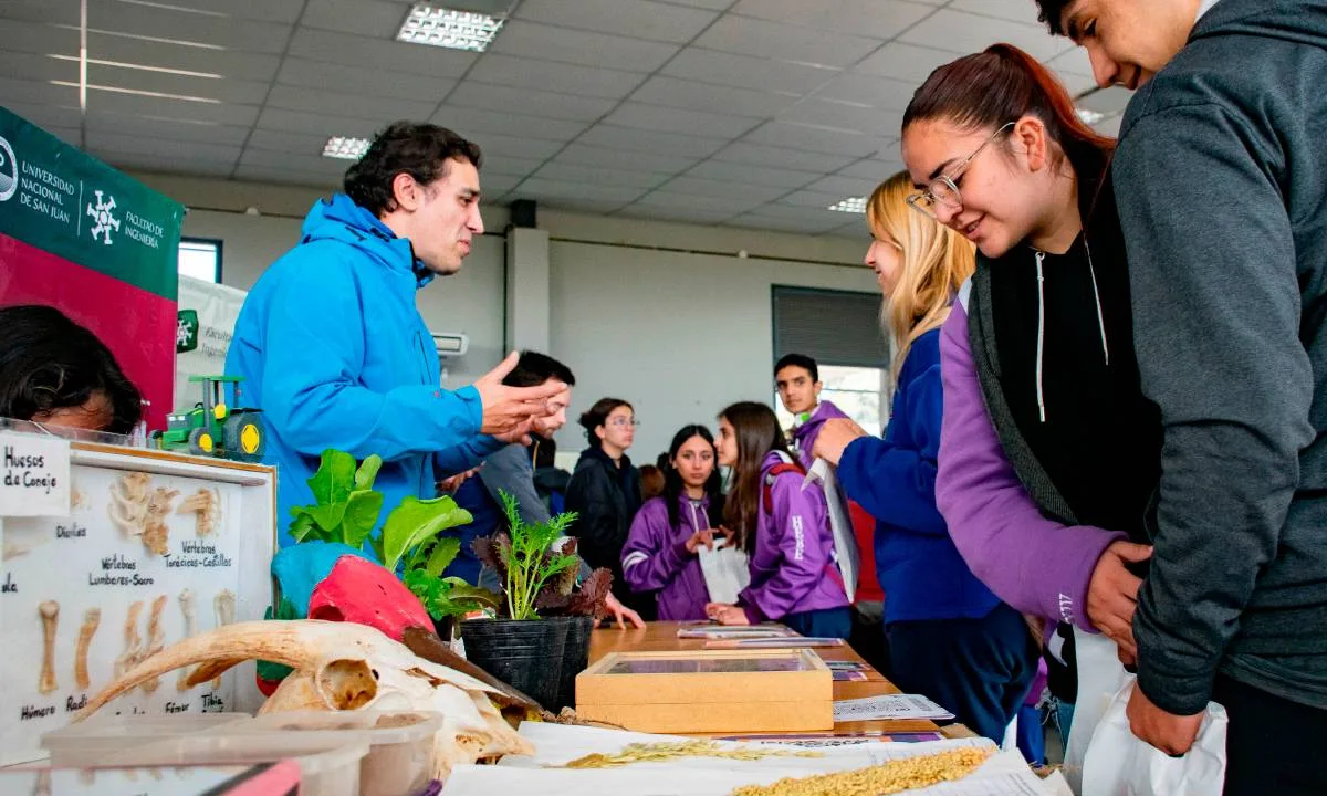La UNSJ presentó su oferta académica en la Plaza De La Libertad