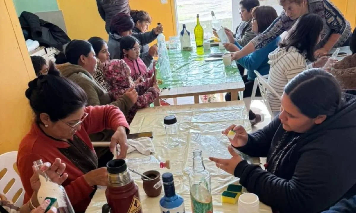 Taller de pintura sobre vidrio en Carpintería para mujeres de Pocito