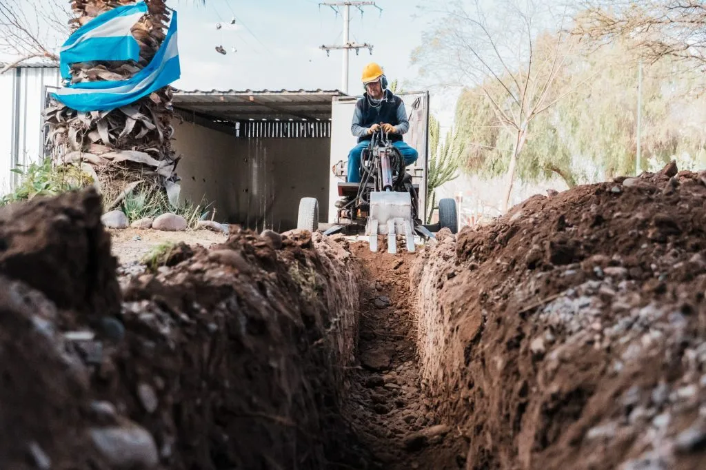 Avanza la obra de cloacas en el Barrio SUTIAGYF de Rawson