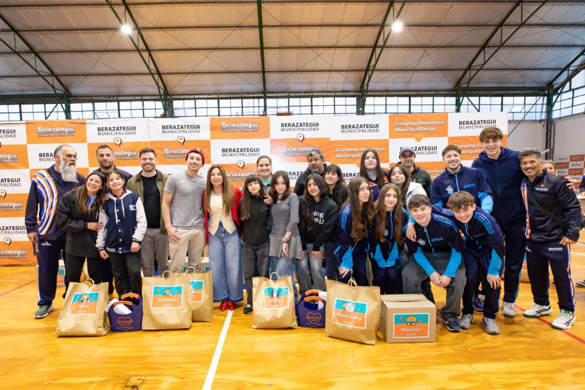 Delegación de Berazategui recibió indumentaria para Juegos Bonaerenses
