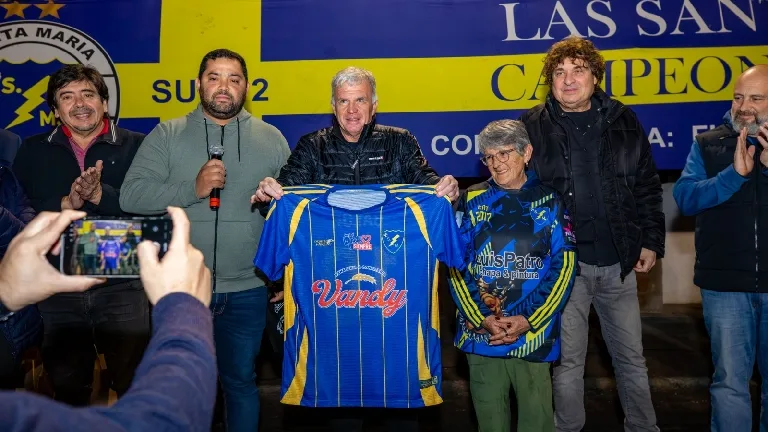 El Club Santa María recibió indumentaria y equipamiento deportivo