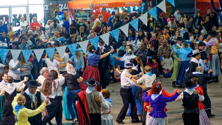 Festival Folclórico en Berazategui por el Día de la Independencia