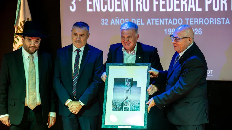 Intendentes firmaron compromiso por justicia en la AMIA