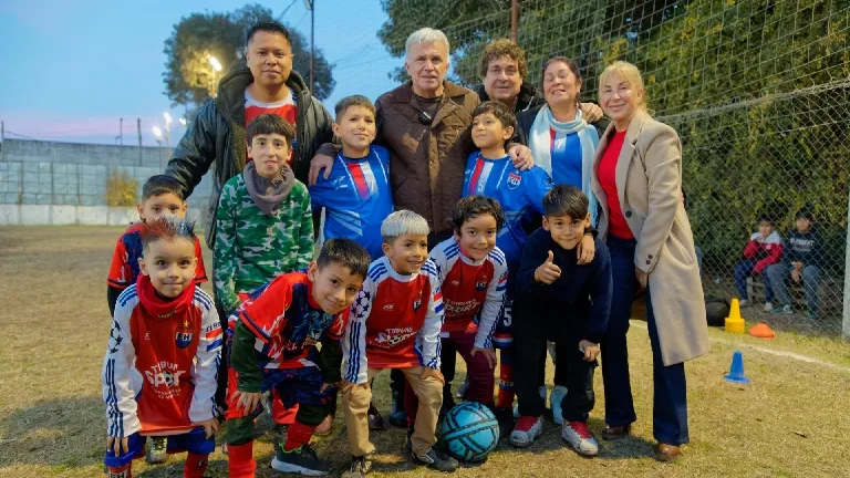 Kits deportivos para niños en el Club El Hogar