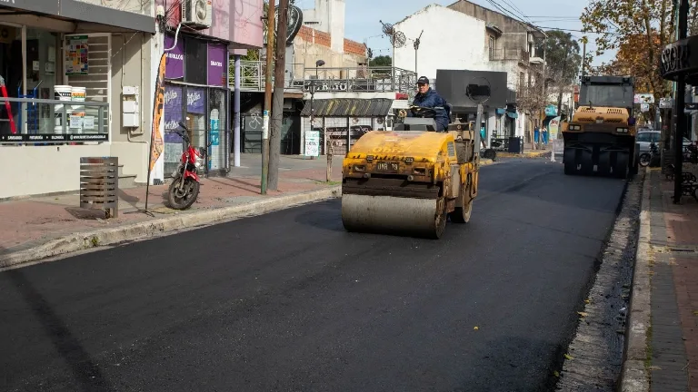 Progreso en la renovación asfáltica de la calle 13 en Berazategui