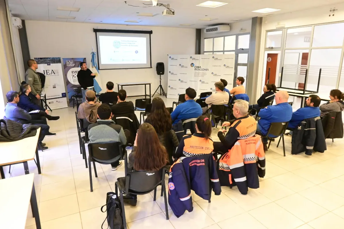 Capacitación en seguridad eléctrica para combatir incendios en Madryn