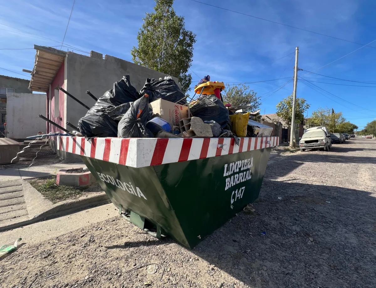 Contenedores para residuos en el barrio 21 de Enero