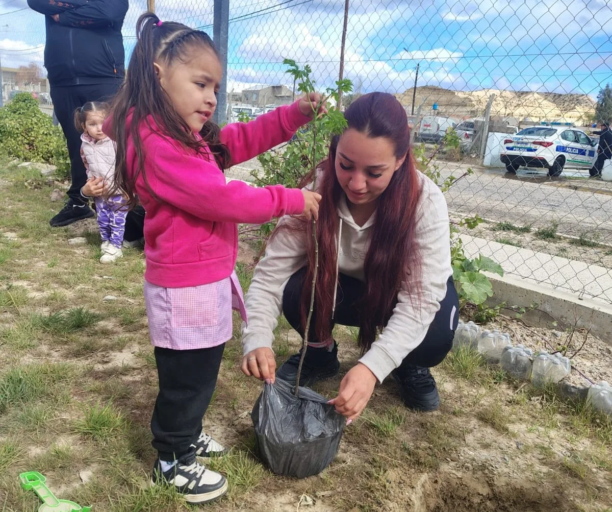 Jornada de concientización sobre el cuidado del árbol en Puerto Madryn