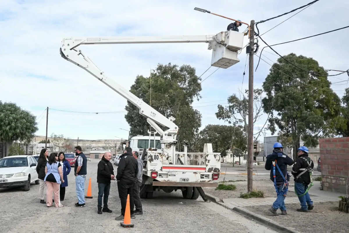 Mejoran la iluminación en Puerto Madryn para mayor seguridad en barrios