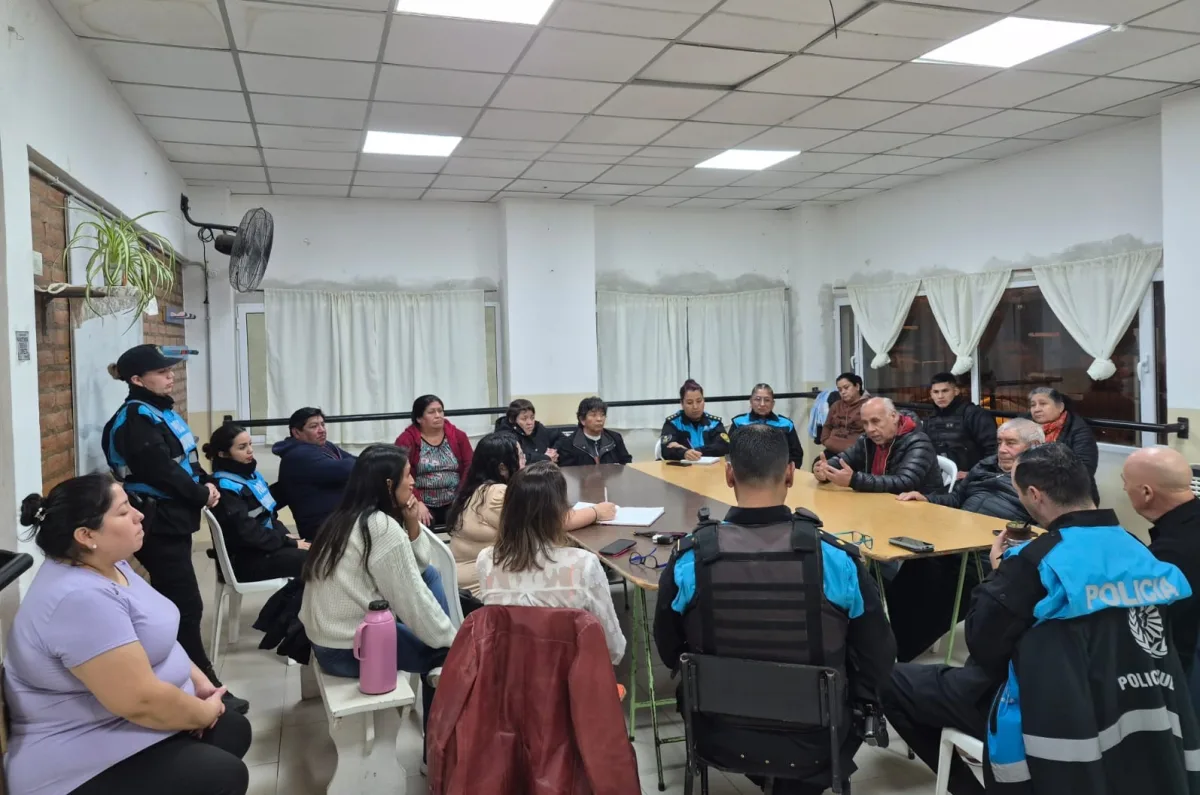 Reunión entre vecinos y autoridades en El Porvenir para mejorar la convivencia