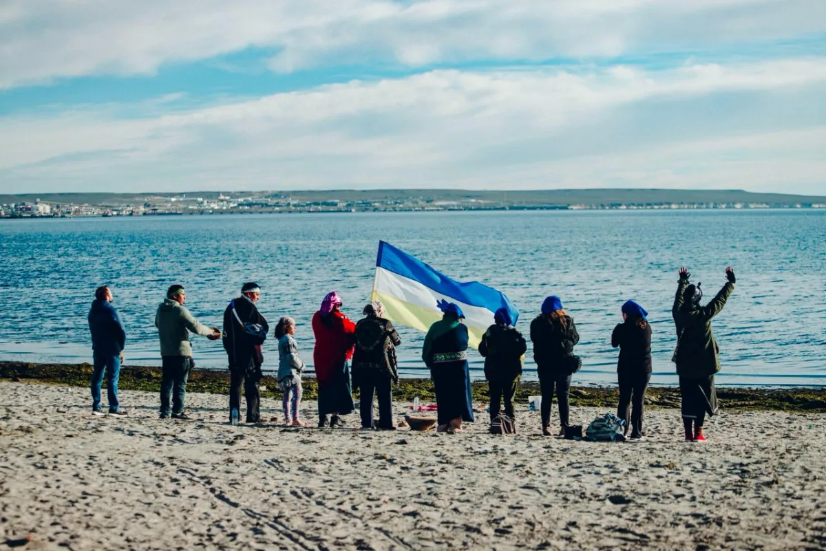 Taller de tallado ancestral en Puerto Madryn para comunidades originarias