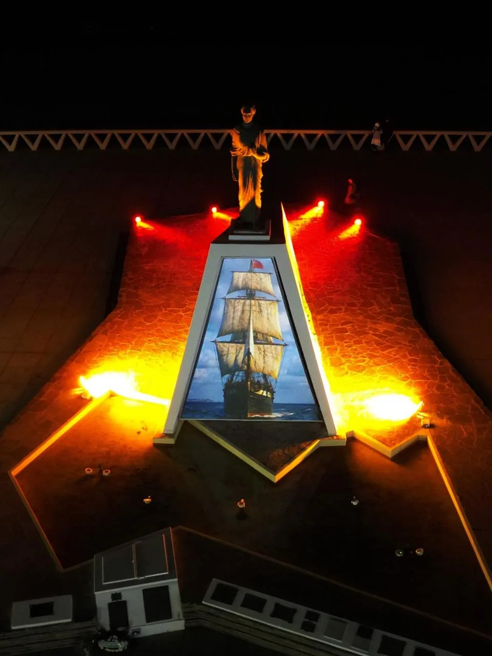 Videoinstalación ilumina el Monumento a la Gesta Galesa en Puerto Madryn
