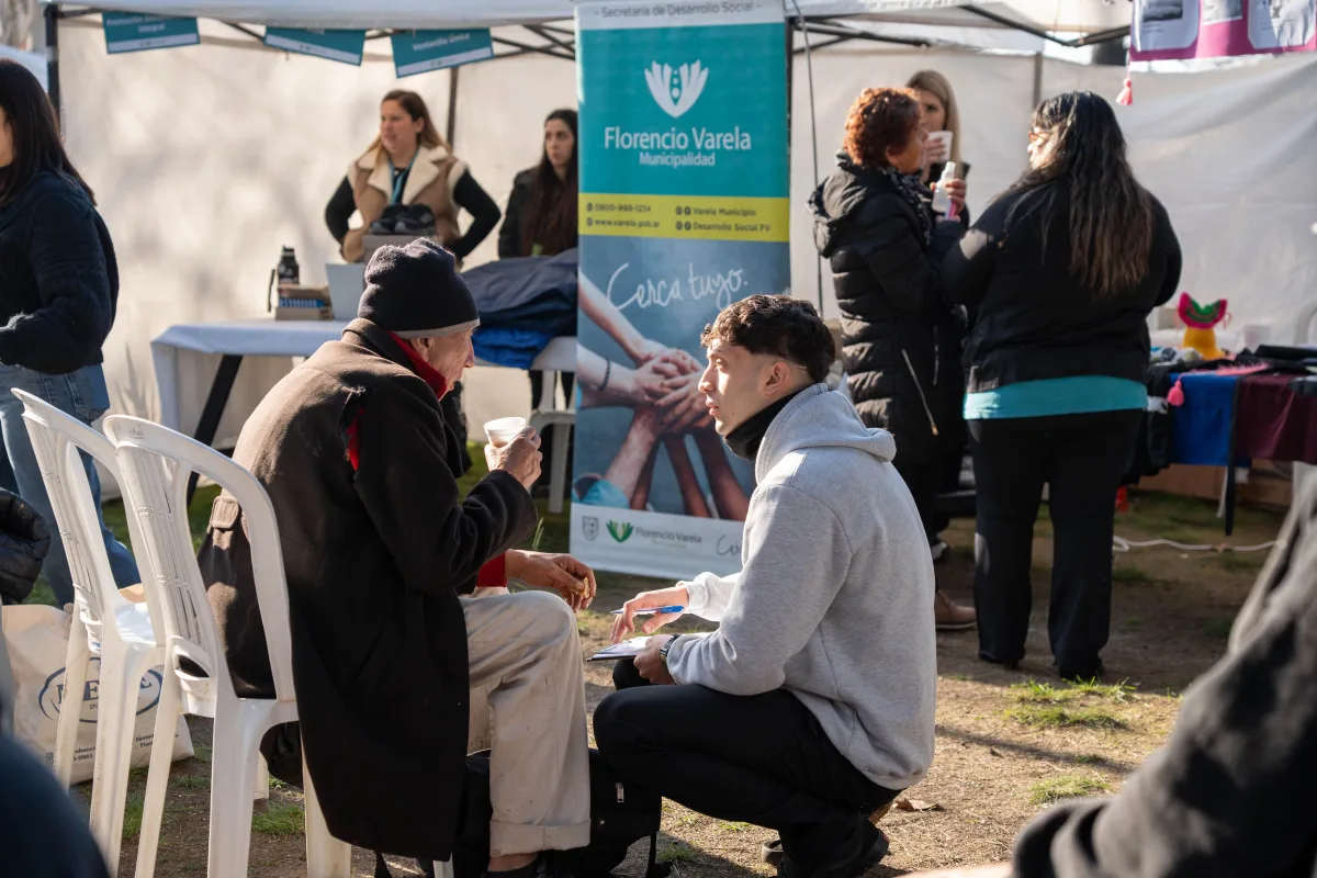 Asistencia a personas en riesgo social en la plaza Calegari