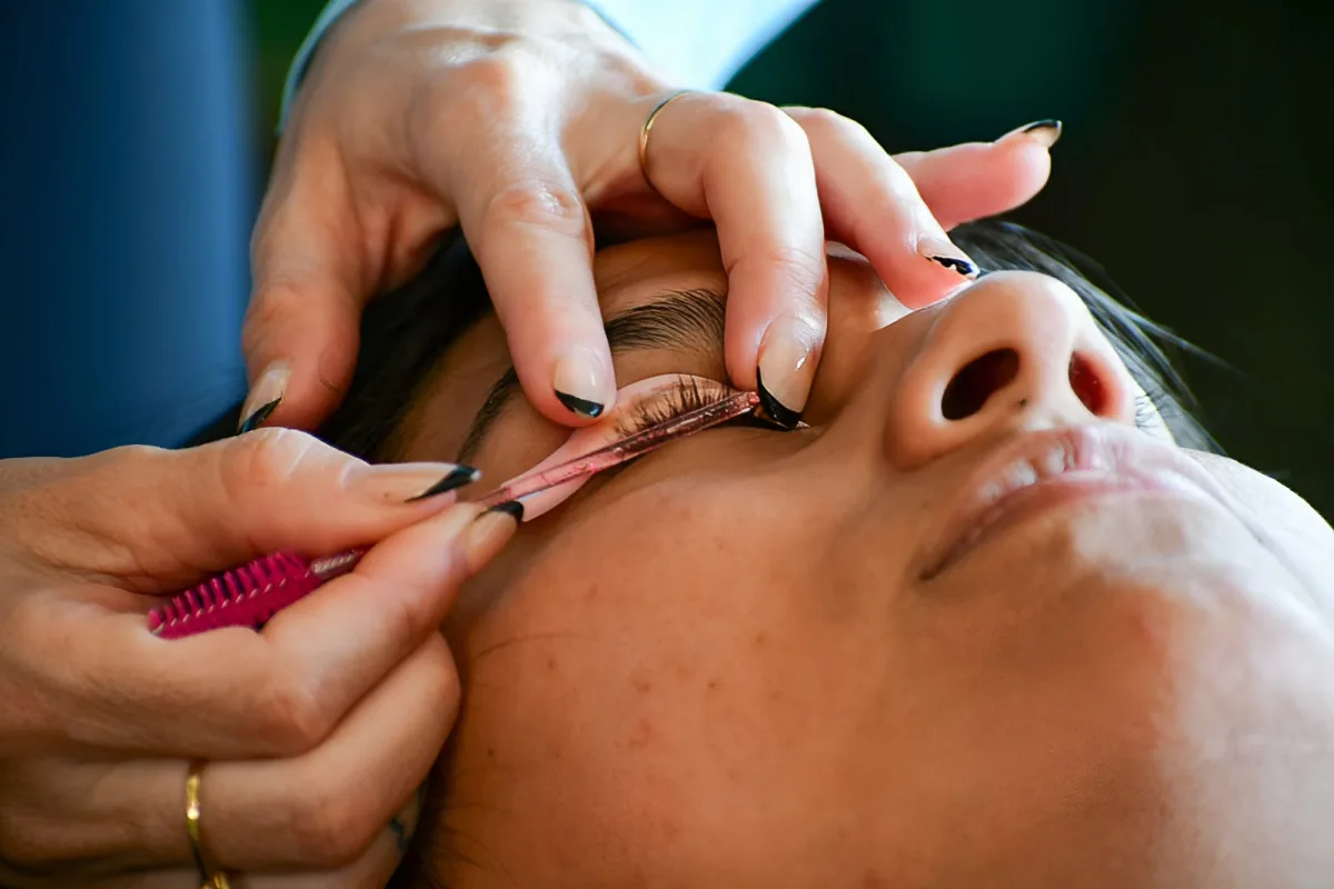 Capacitación gratuita en estética en Gobernador Costa