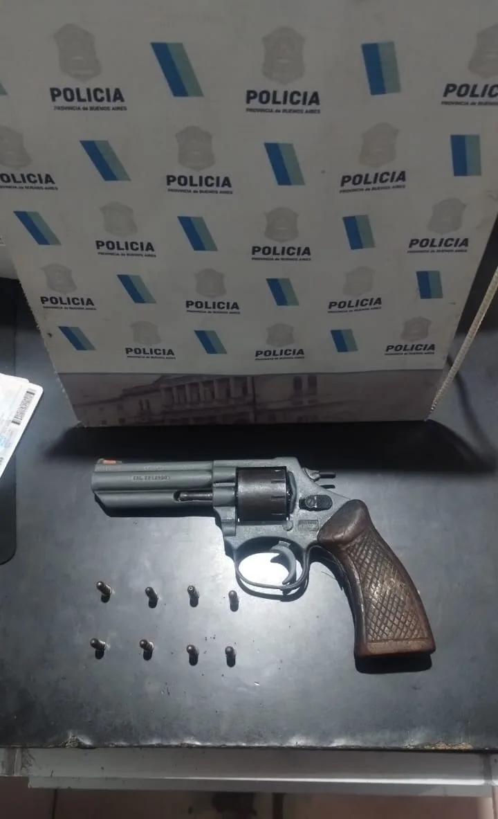 Detenidos por tenencia ilegal de arma tras disturbio en la calle