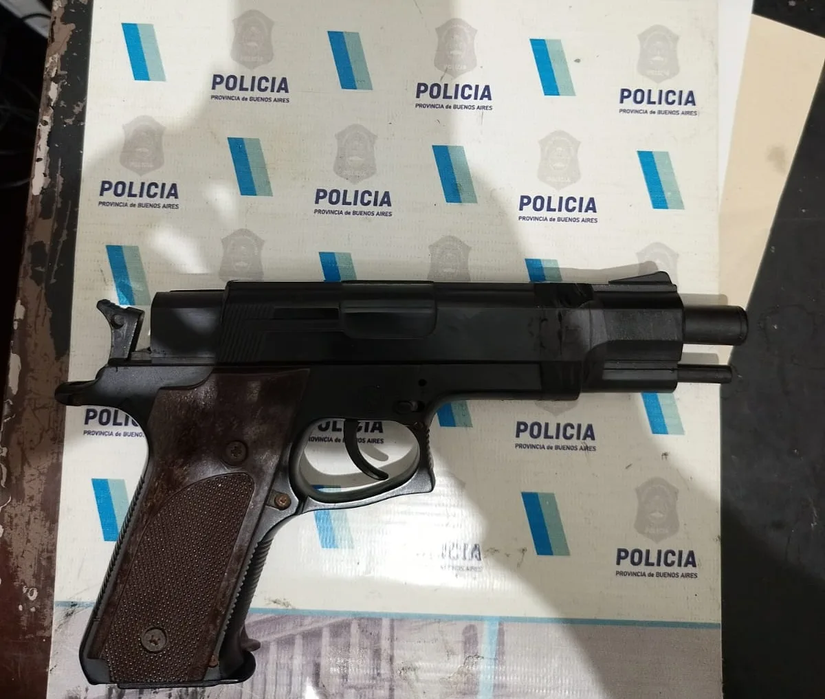 Detuvieron a dos jóvenes con drogas y un arma de juguete en La Esmeralda