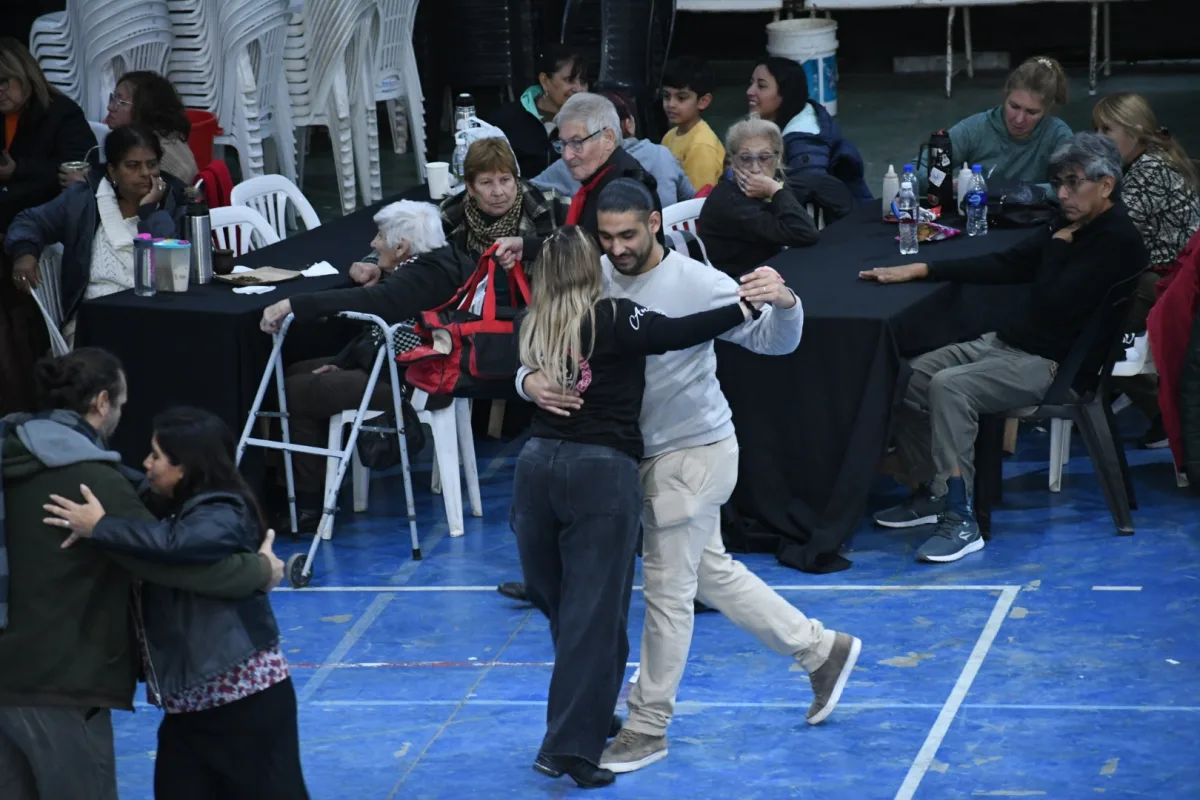 Día de la Bandera: música y danza en el polideportivo