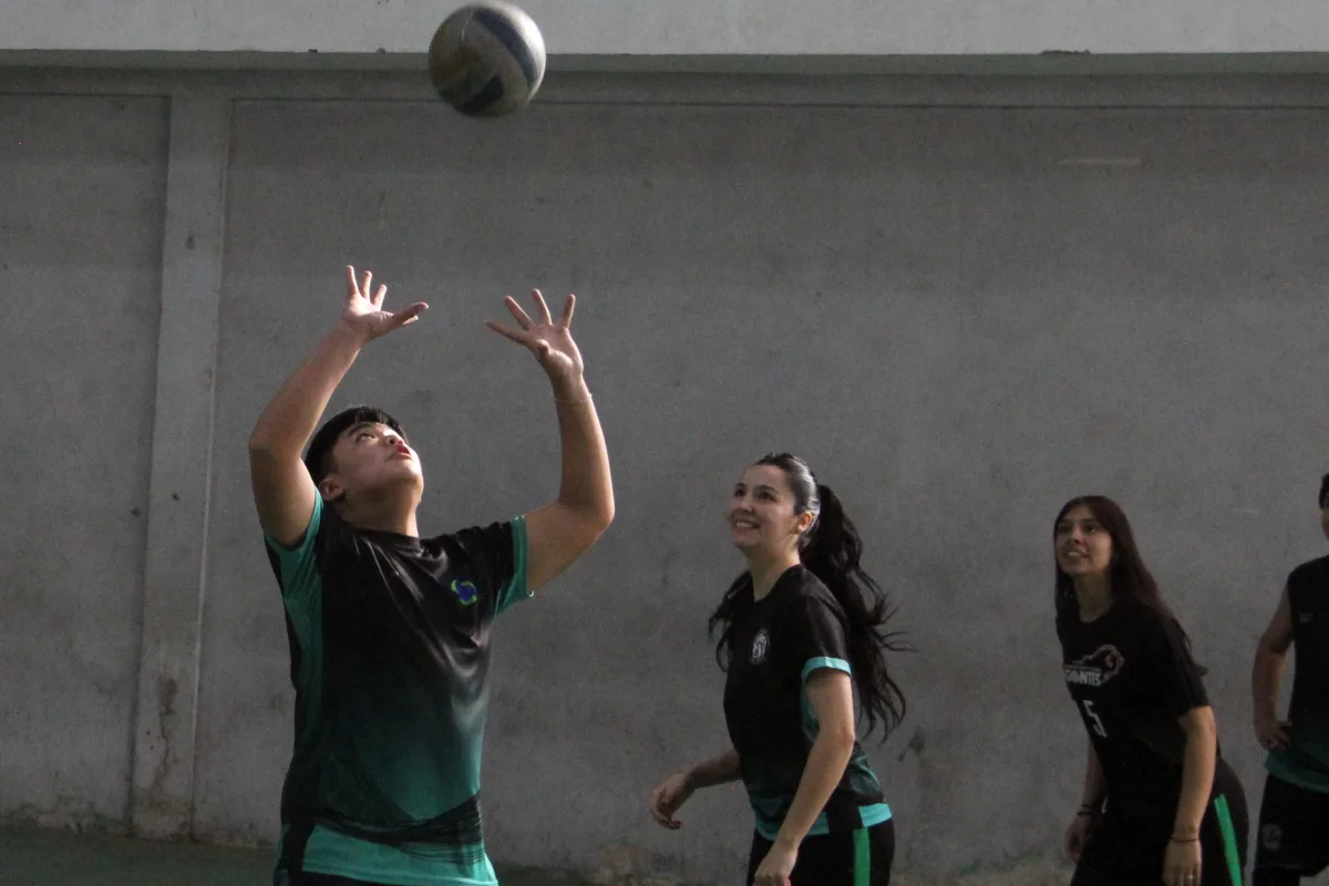 Entrenamiento de vóley promueve la socialización entre jóvenes