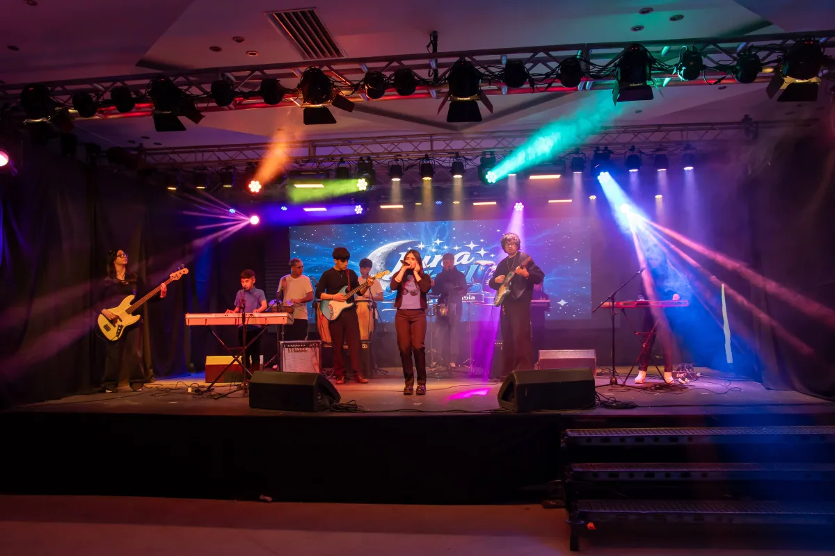 Éxito de la jornada de música tropical en el Salón de Bomberos