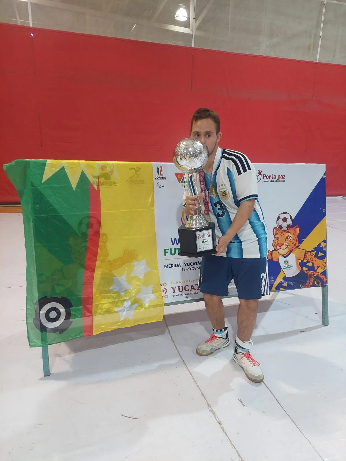 Ignacio Bértoli obtuvo la medalla de plata en el Mundial de Futsal Down