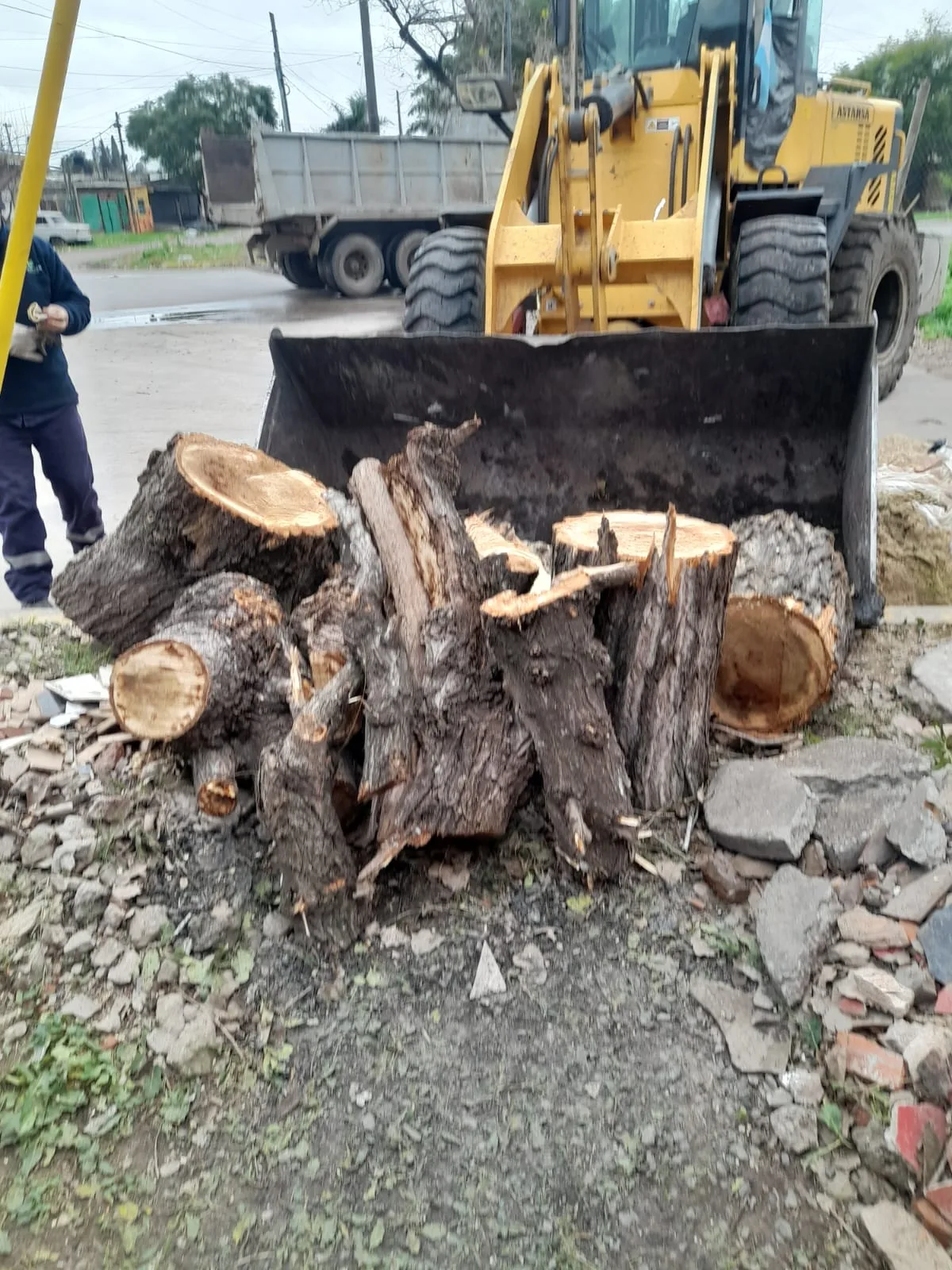 Intensifican limpieza en sumideros de barrios de Varela