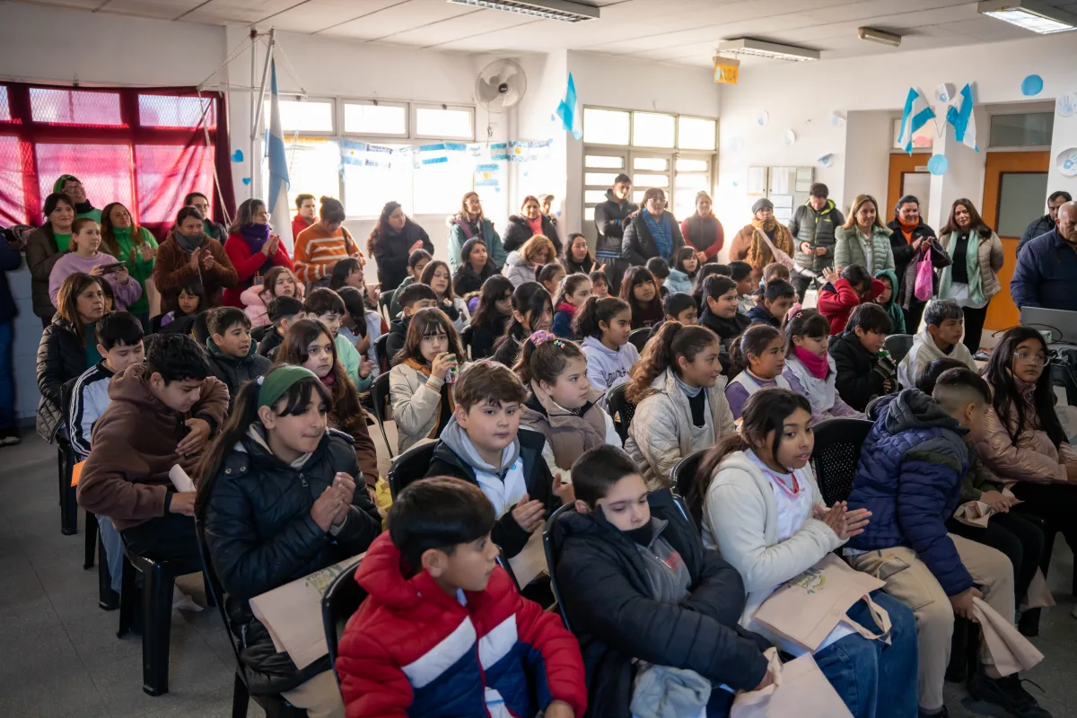 La Primaria Nº14 recibió un depósito ecológico para promover el reciclaje