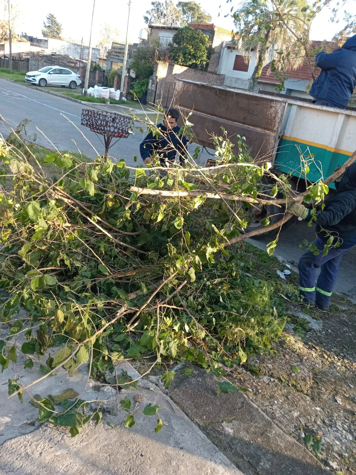 Limpieza y repavimentación mejoran calles en Varela