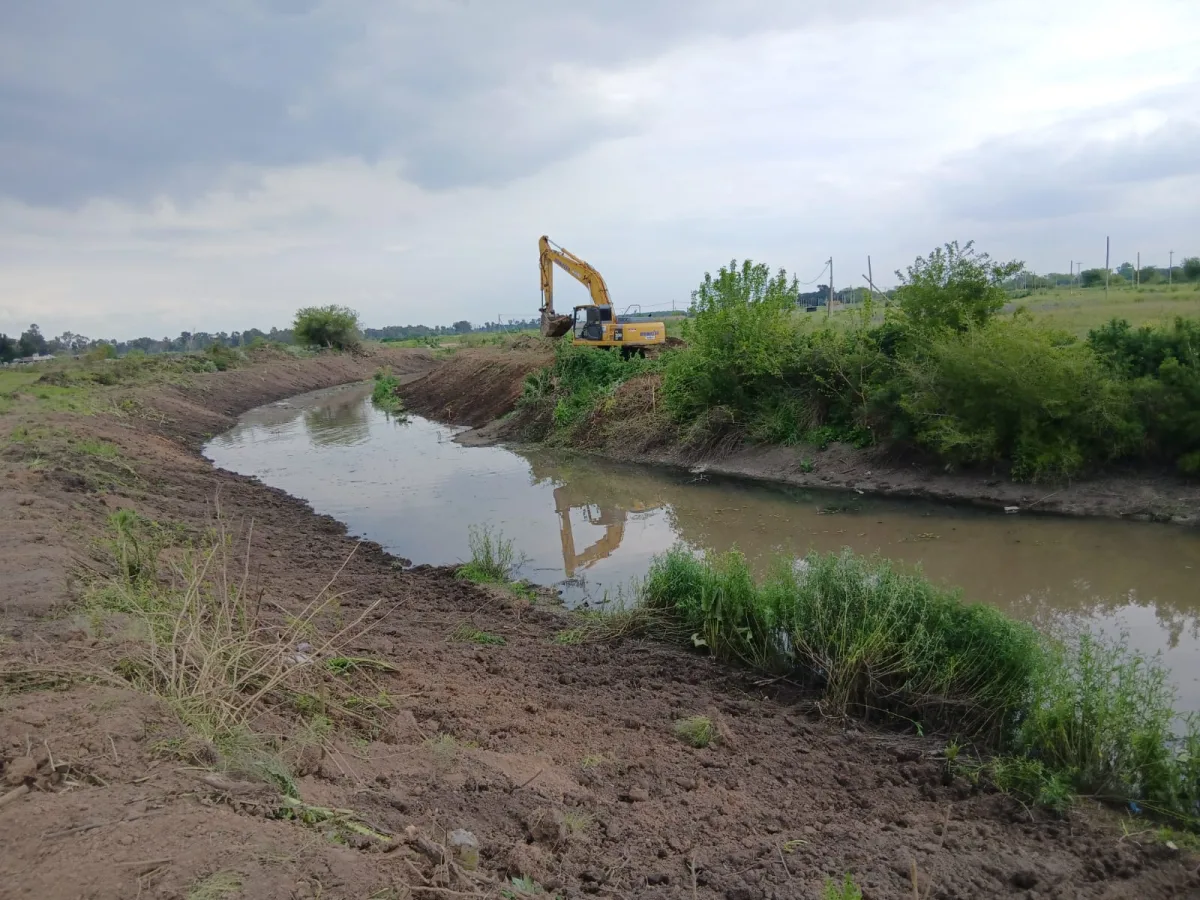 Mejoras en calles y arroyos para evitar inundaciones en el distrito