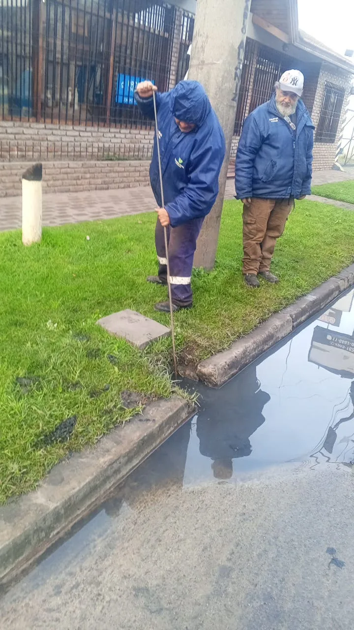 Mejoras en el distrito: desmalezamiento y bacheo en calles