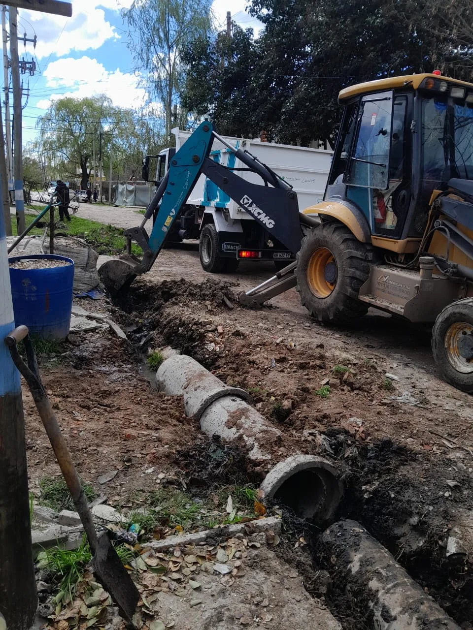 Mejoras en servicios públicos en barrios de Varela