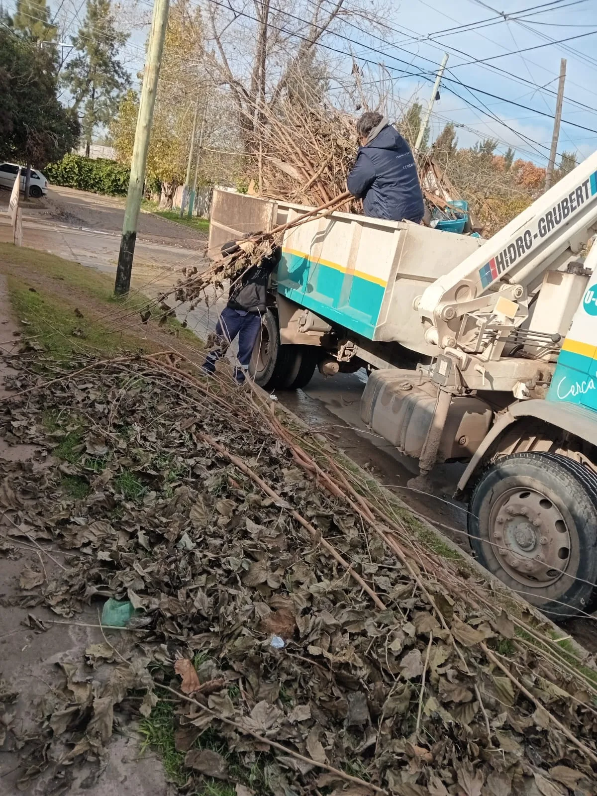 Mejoras en servicios públicos en barrios de Varela