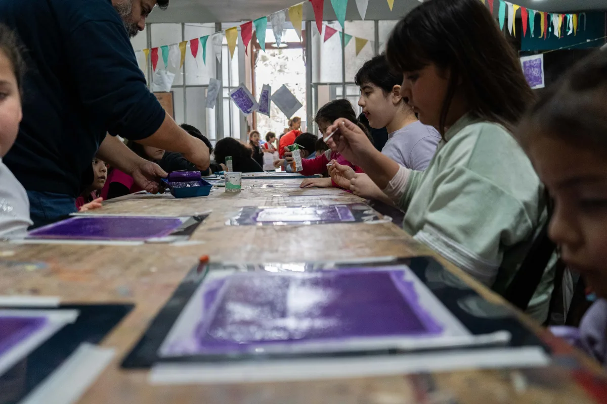 Taller de estampas del museo atrajo a familias en el receso invernal