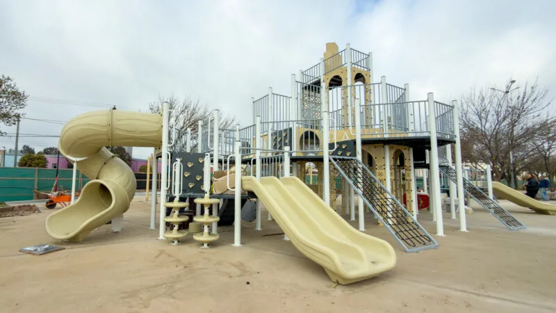 Nuevos juegos y calesita en el Parque Lineal de Santa Rosa