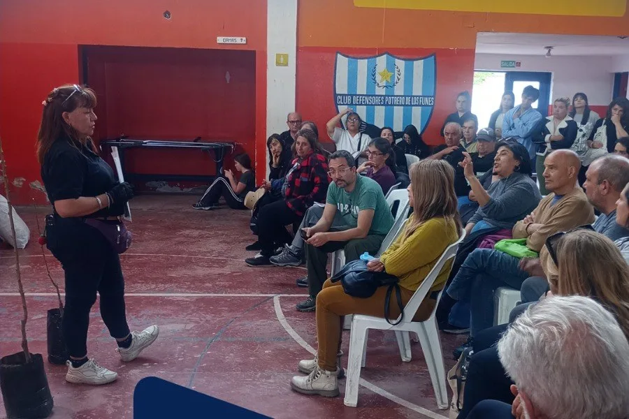Capacitan a vecinos y entregan insumos para huertas comunitarias