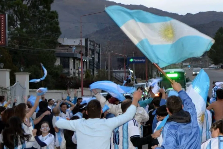 Festejos en el Potrero tras el triunfo de la Selección Argentina