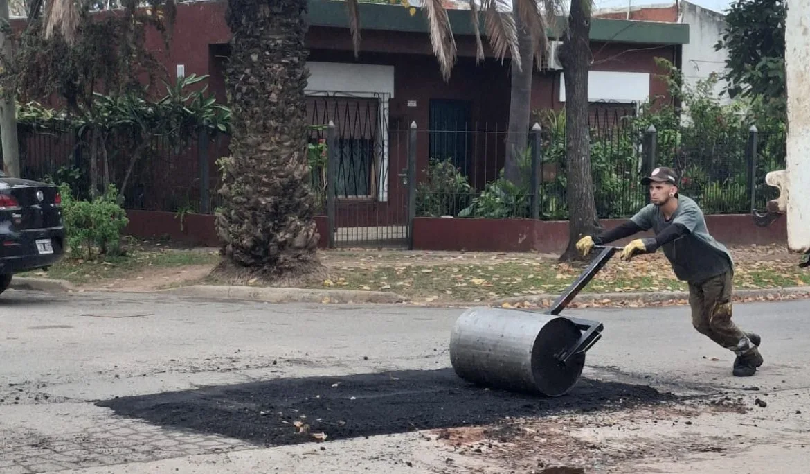 Avanzan los trabajos de bacheo en Monte Grande para mejorar calles