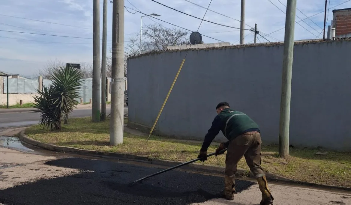 Bacheo con asfalto caliente en Monte Grande Sur
