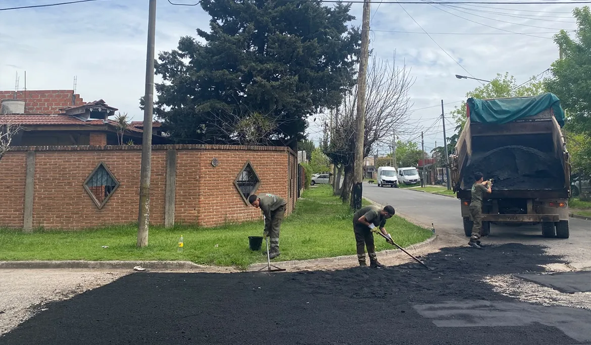 Bacheo en Monte Grande mejora calles y circulación vehicular
