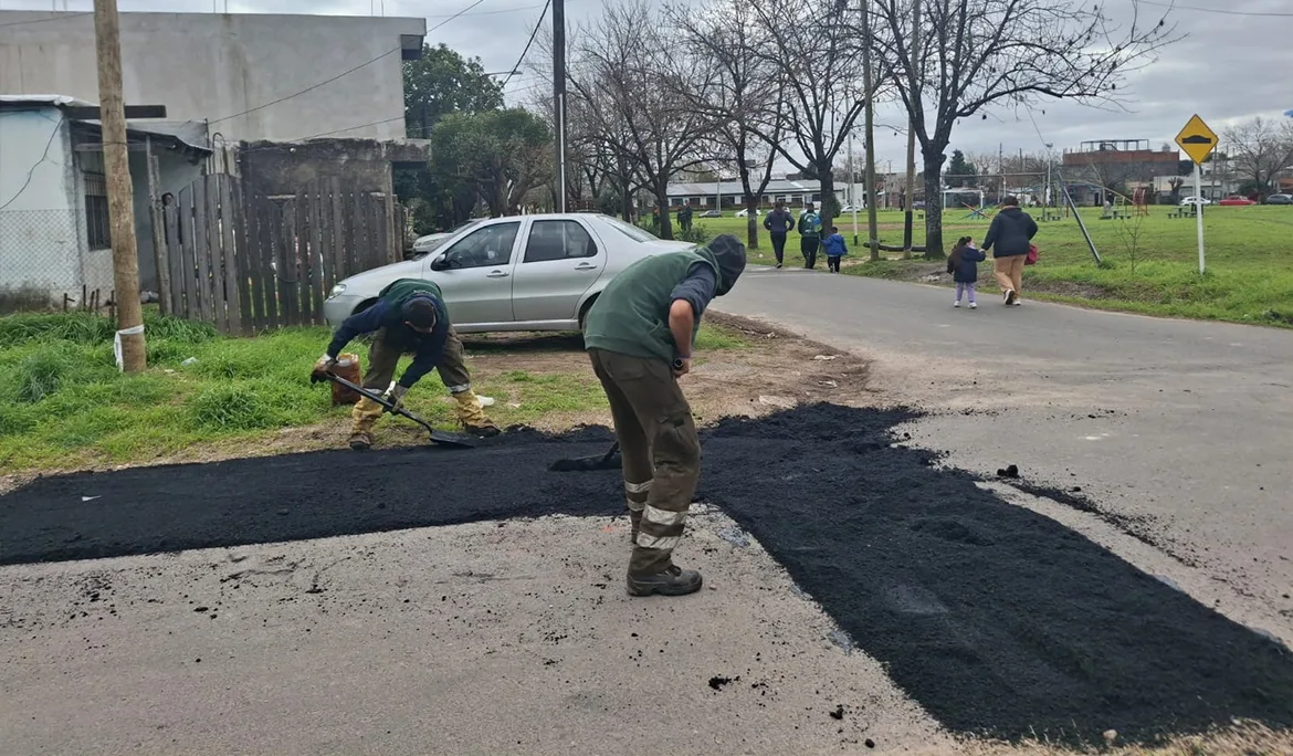 El Municipio mejoró calles en El Jagüel con tareas de bacheo